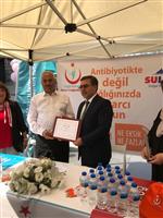 Dr. Özcan AKAN SULTANSU Firmasına teşekkür belgesi veriyor