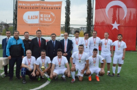 Turnuva ikincisi Karayolları 14. Bölge Müdürlüğü takımına kupa ve madalyalarını Dr. Özcan AKAN verdi