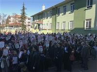 Yenişehir Aydoğdubey İlköğretim Okulunda öğrenciler karnelerini AİK zarfları ile aldılar