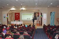 Konferansta Dr Turgut Bey  katılımcılara konu hakkında bilgi veriyor