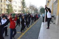 Rahime Malcıoğlu Ortaokulunda Beden Eğitimi Öğretmeni eşliğinde müzik eşliğinde çeşitli hareketler yaptırıldı 