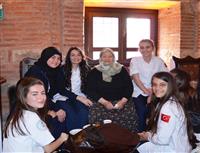Ali Osman Sönmez ve Büyükşehir Belediyesi Huzurevi sakinleri, Hayri TOKAMAN ve Şaypa Ayşe ŞAYLI Mesleki ve Teknik Anadolu Lisesi öğrencilerinin katılımıyla eğitim düzenlendi.