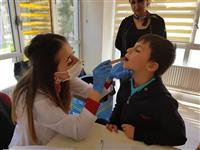 Koruyucu Ağız ve Diş Sağlığı Çalışmaları kapsamında 60 ayı dolan anasınıfı çocukları ile İlkokul 1.-2.-3. sınıf öğrencilerine “Florürlü Vernik Uygulaması” çalışmaları devam etmektedir.