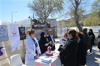 Mudanya İlçe Sağlık Müdürlüğü tarafından kurulan stantta da vatandaşlar kanser taramaları konusunda bilgilendirildi