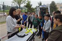 İlk yardım hakkında bilinçlendirilen öğrenciler yine tercüman eşliğinde okul bahçesinde bekletilen ambulans ekipmanlarını tanıdılar.