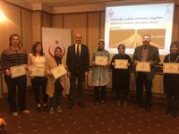 Dr. Bülend Özbilgin  katılımcılara sertifikalarını takdim etti