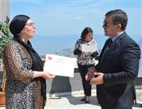 Dr. Özcan Akan başarılı ebelere sertifika verdi