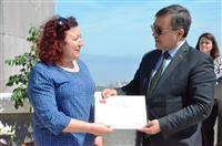 Dr. Özcan Akan başarılı ebelere sertifika verdi 