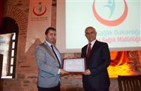 Halk Sağlığı hizmetleri Başkan Yardımcısı Dr.Yunuz ARSLAN tarafından Prof. Dr. Mehmet KARADAĞ’a teşekkür belgesini takdim ederken